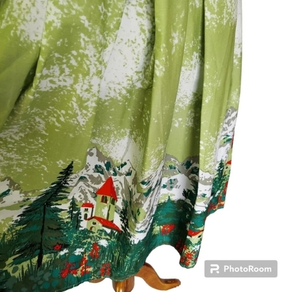 Green Detailed Bodice Fit and Flare‎ Retro Inspired Sun Dress - Picture 6 of 16